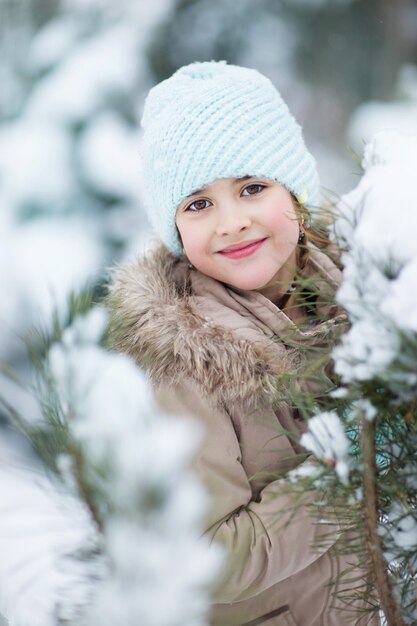 Retrato de un niño en un bosque de invierno