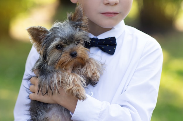 Retrato de un niño con un cachorro