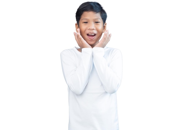 Retrato de un niño con una camisa de manga larga blanca transparente que muestra felicidad en un fondo blanco