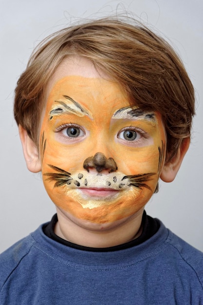 Foto retrato de un niño con la cara pintada