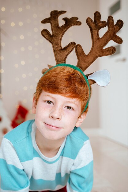 Retrato de niño en casa el día de Navidad