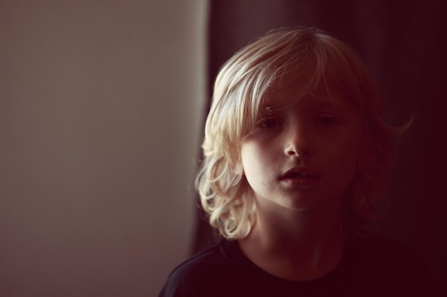 Foto retrato de un niño en casa