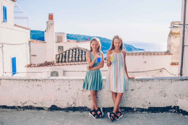 Retrato de niño caucásico disfrutar de las vacaciones de verano