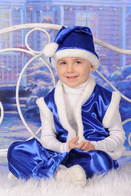 Foto retrato de un niño celebrando la navidad
