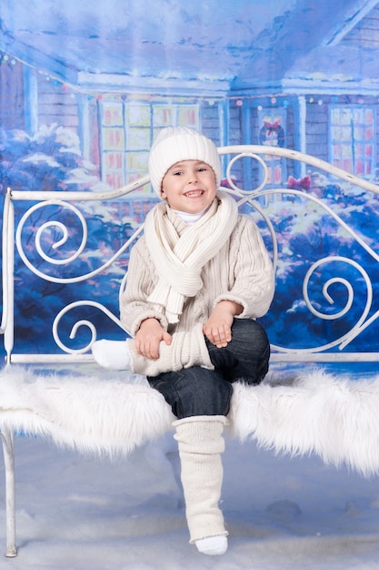 Retrato de un niño celebrando la Navidad