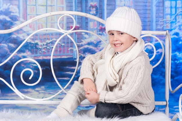 Retrato de un niño celebrando la Navidad