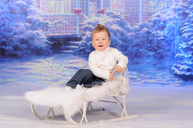 Foto retrato de un niño celebrando la navidad