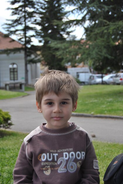 Retrato de un niño en la ciudad