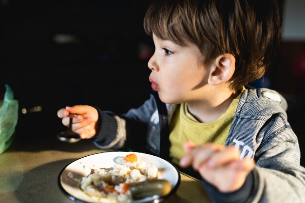 Foto retrato de un niño comiendo comida