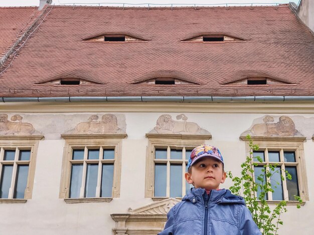 Retrato de un niño contra un edificio