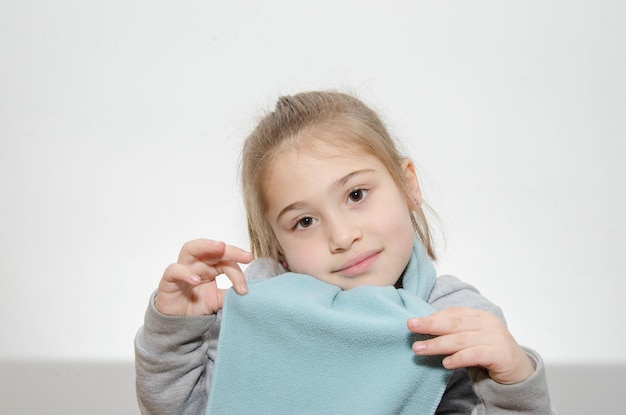 Retrato de un niño contra un fondo blanco