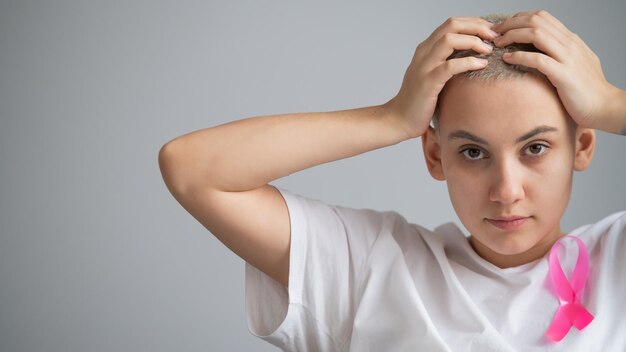 Foto retrato de un niño contra un fondo blanco