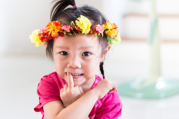 Retrato de niño con corona de flores