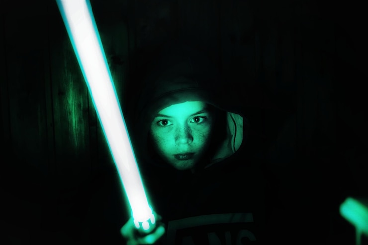Foto retrato de un niño en el cuarto oscuro