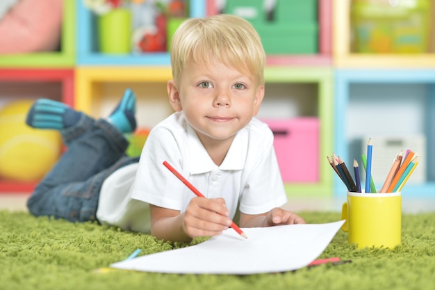 Retrato de niño dibujando con lápices