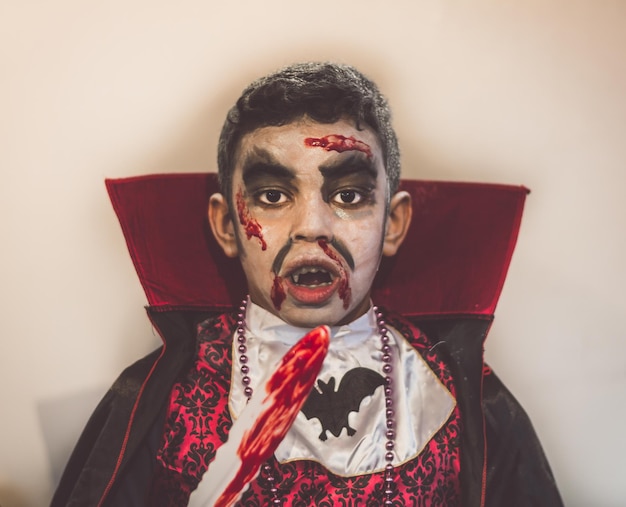 Retrato de un niño con disfraz de vampiro durante Halloween