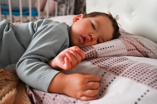 Retrato de niño durmiendo lindo caucásico