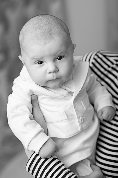 Foto retrato de niño elegante en traje blanco