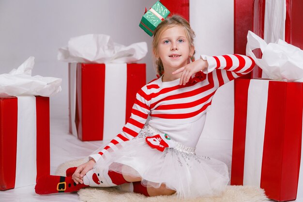 Retrato de niño elfo alegre sonriendo y listo para ayudar en la noche de Navidad.