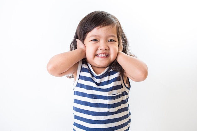 Retrato de niño emocionalmente. Niña divertida aislada en el fondo blanco