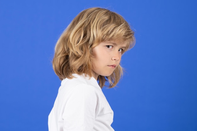 Retrato de niño enojado en el estudio de fondo aislado niño molesto niño molesto con expresión loca