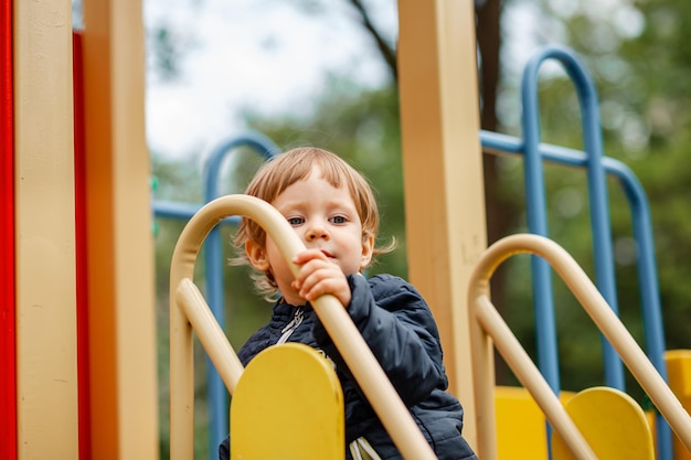 Foto retrato de niño feliz al aire libre chico lindo jugando en el patio
