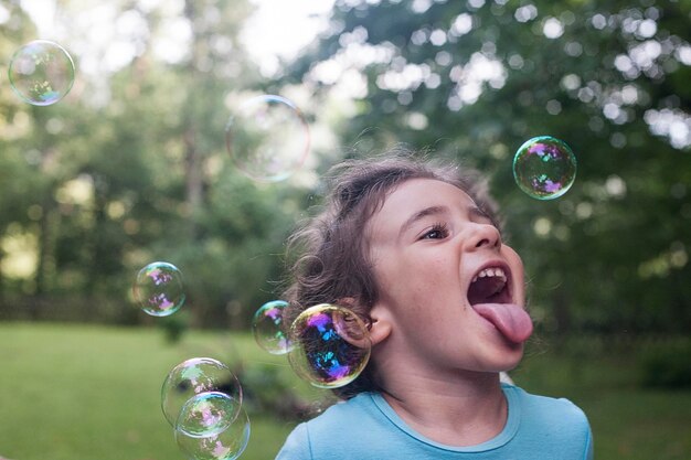 Foto retrato de un niño feliz con burbujas