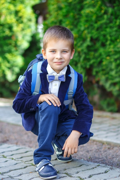 retrato de niño feliz de la escuela va a la escuela por primera vez