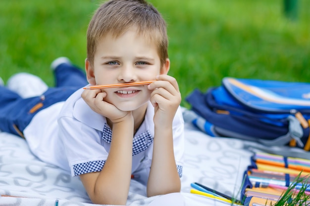 retrato de niño feliz de la escuela va a la escuela por primera vez