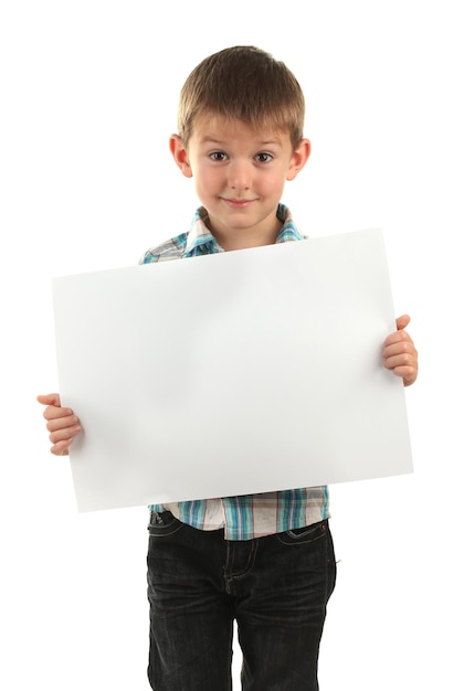 Foto retrato de niño feliz con hoja de papel aislado en blanco