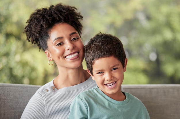 Retrato niño feliz mamá y el día de la madre amor y cuidado relajándose juntos en el sofá de la sala de estar en casa familiar Niño niño sonrisa padre y felicidad mientras se une disfrutando de tiempo de calidad y diversión