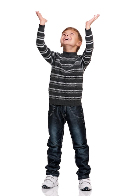 Foto retrato de un niño feliz con las manos en alto aislado sobre un fondo blanco