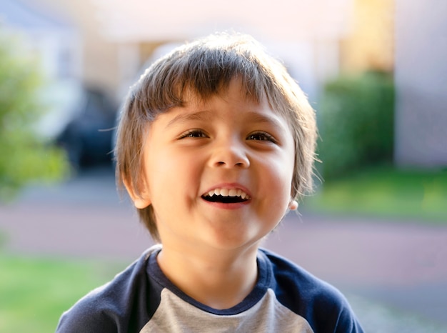 Foto retrato de niño feliz mirando a cámara