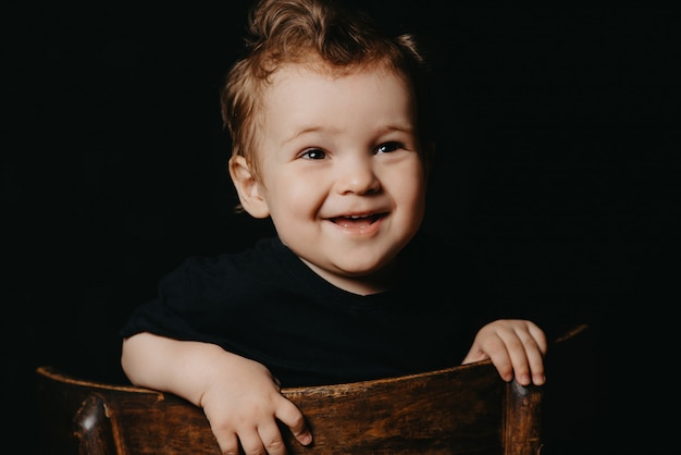 Retrato de un niño feliz niño caucásico sonriente