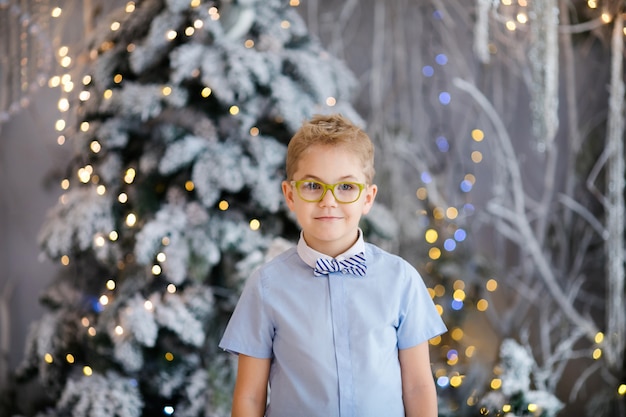 Retrato de niño feliz niño con gafas grandes estudio interior