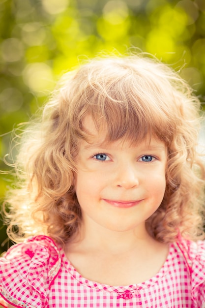 Retrato de niño feliz en el parque otoño