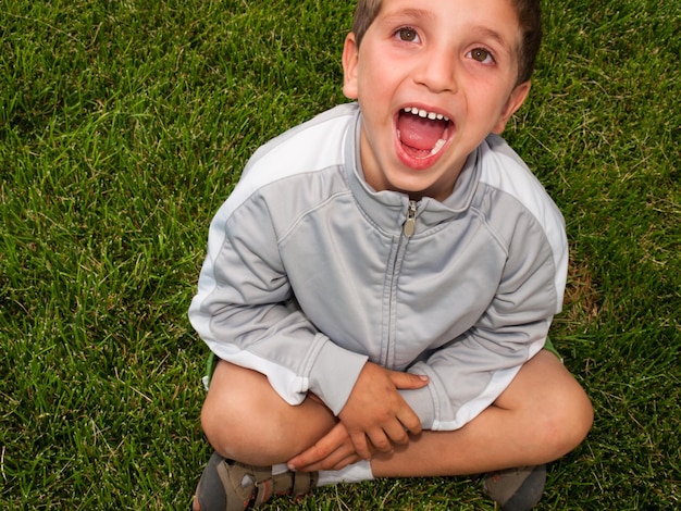 Retrato de niño feliz en el parque.