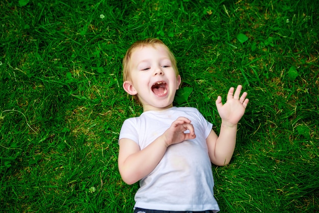 Retrato de un niño feliz en el parque