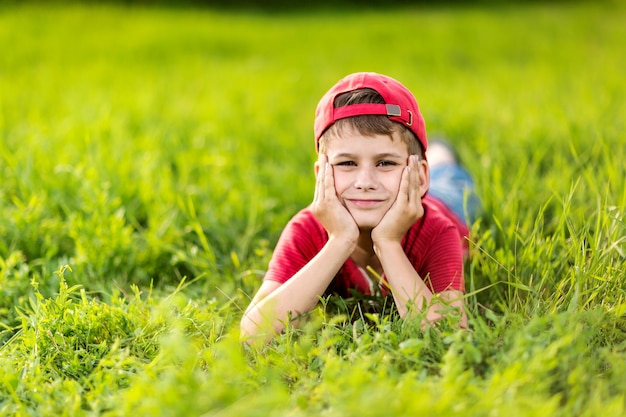 Retrato de un niño feliz en el parque