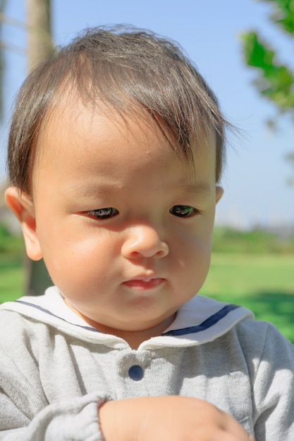 Retrato de un niño feliz en el parque