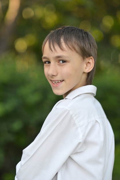 Retrato de un niño feliz en el parque