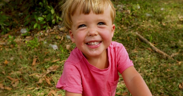 Retrato de un niño feliz en el parque