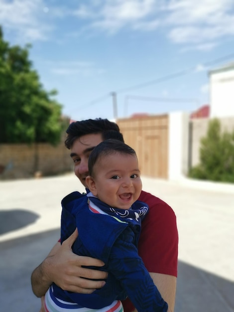 Foto retrato de un niño feliz de pie al aire libre