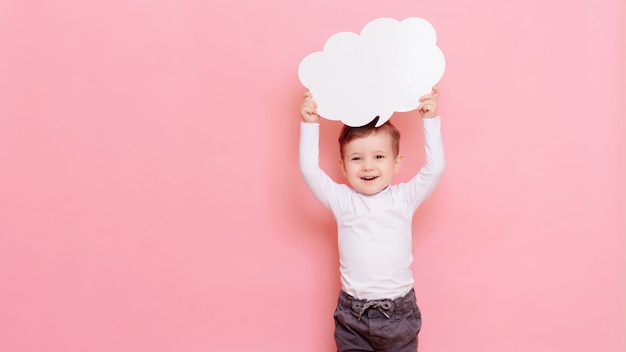 Retrato de un niño feliz con una pizarra blanca limpia en forma de nube