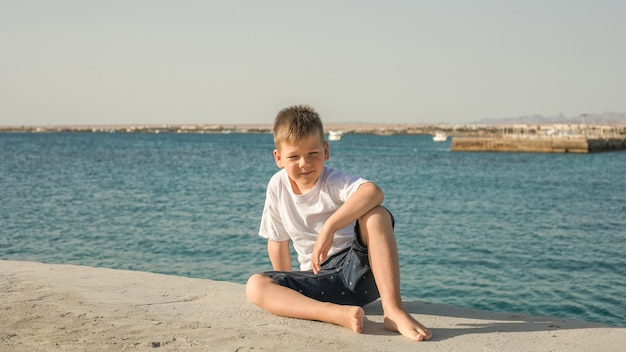 Retrato de niño feliz en la playa