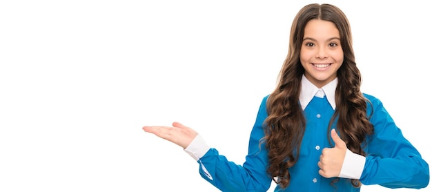 Retrato de niño feliz que presenta el producto que muestra el pulgar hacia arriba anuncio de espacio de copia Cartel horizontal de cara de niño adolescente niña banner de retrato aislado con espacio de copia