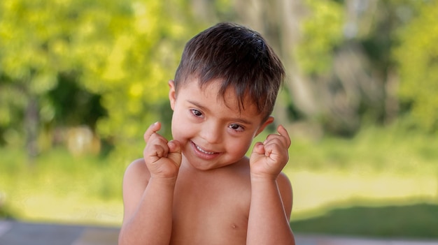 Retrato de un niño feliz y sonriente con síndrome de Down