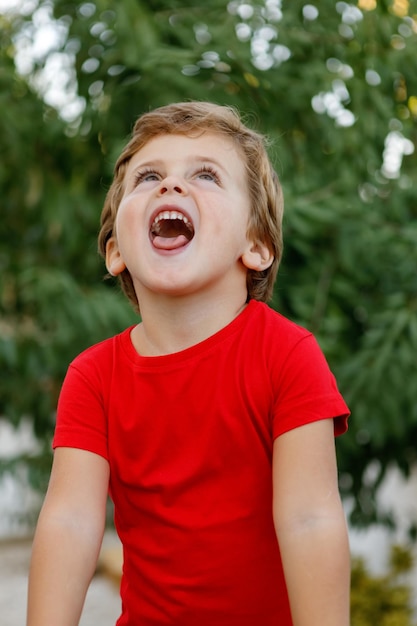 Foto retrato de un niño feliz