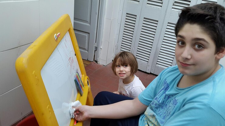 Foto retrato de un niño feliz