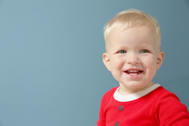 Retrato de niño feliz